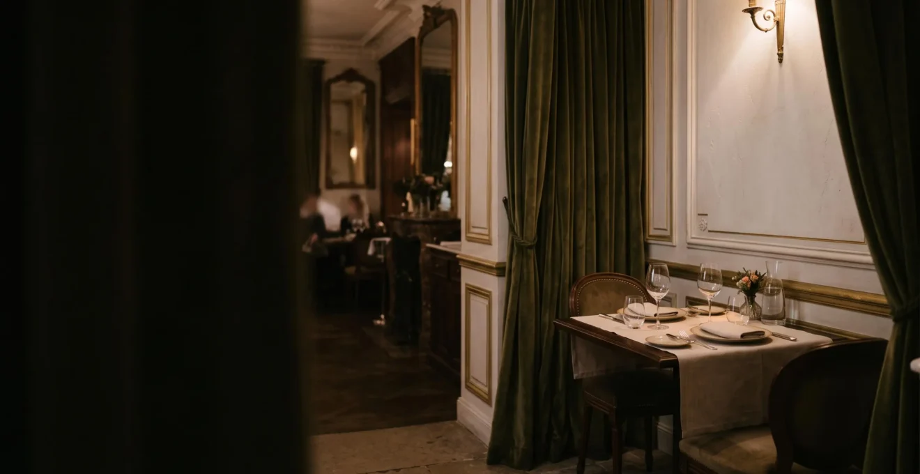 Table dressée avec élégance dans un salon privé tamisé, symbolisant la discrétion absolue d'un rendez-vous stratégique à Paris