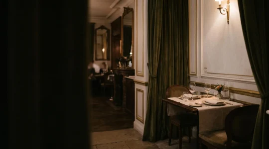 Table dressée avec élégance dans un salon privé tamisé, symbolisant la discrétion absolue d'un rendez-vous stratégique à Paris